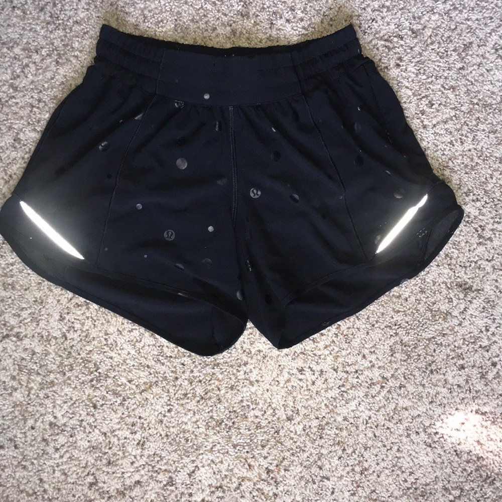 Lululemon Hotty Hot LR 4” Short Size 4 Black Polka Dot Logo